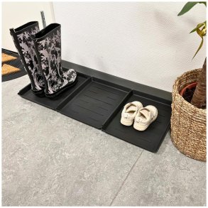 St med 3 stk. Skobakker med kant i Sort plast. Skner gulvet fra snavs og vand og design med kant. 