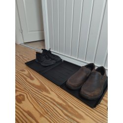 Skomatta med kant i svart plast. Skonar golvet frn smuts och vatten med en smart design med kant