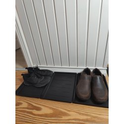 Skomatta med kant i svart plast. Skonar golvet frn smuts och vatten med en smart design med kant