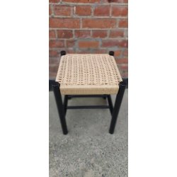 Skammel i sort eg og naturflet. MODERNE SKAMMEL PERFEKT TIL ENTREEN!!