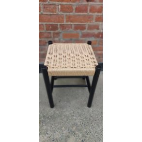 Skammel i sort eg og naturflet. MODERNE SKAMMEL PERFEKT TIL ENTREEN!!