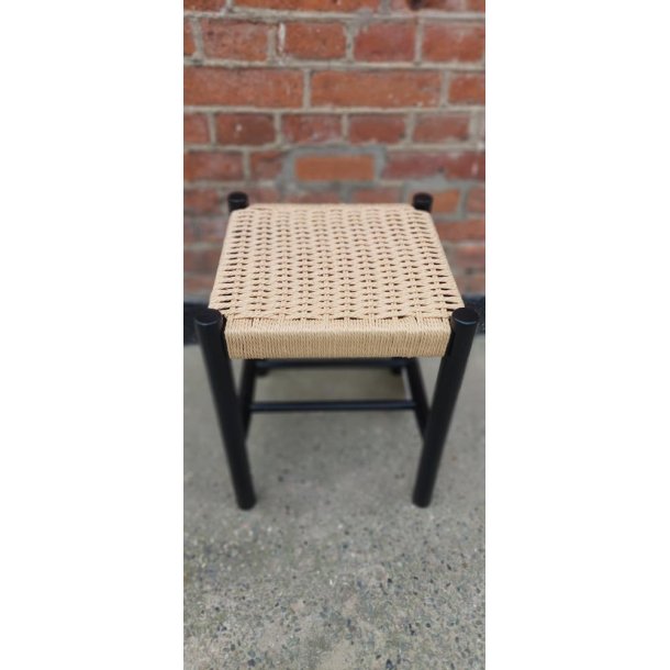 Skammel i sort eg og naturflet. MODERNE SKAMMEL PERFEKT TIL ENTREEN!!