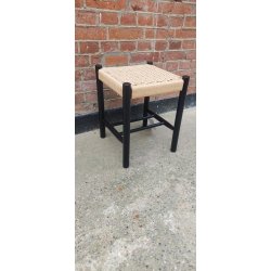 Skammel i sort eg og naturflet. MODERNE SKAMMEL PERFEKT TIL ENTREEN!!