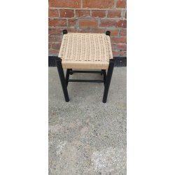 Skammel i sort eg og naturflet. MODERNE SKAMMEL PERFEKT TIL ENTREEN!!