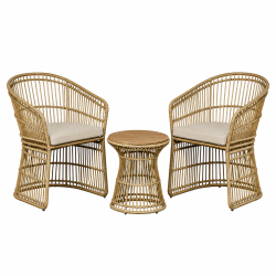 Elegant caf�s�t i naturfarvet polyrattan - 2 komfortable stole med hynder og rundt sidebord �42 cm