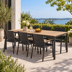 Familjebord med tunna lameller i aluminium och teak. F�r 6-8 personer