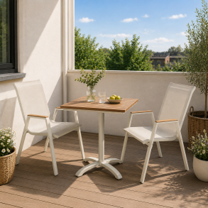 Elise caf�s�t - Elegant caf�s�t til 2 personer med sandfarvet caf�bord i aluminium og nonwood samt 2 stabelbare havestole i textilene og teak-look i hvid