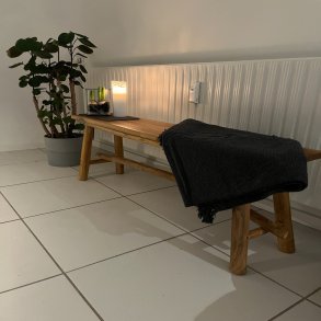 Elegant dekorationsbnk 120 cm - Naturlig Charme til Dit Hjem