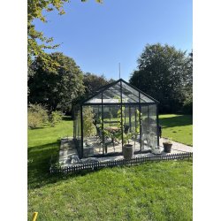 Elegant bedhegn str.: L40 x H20 cm. UV-bestandig plast i antracit eller hvid. 24 stk. = 9,6 meter.