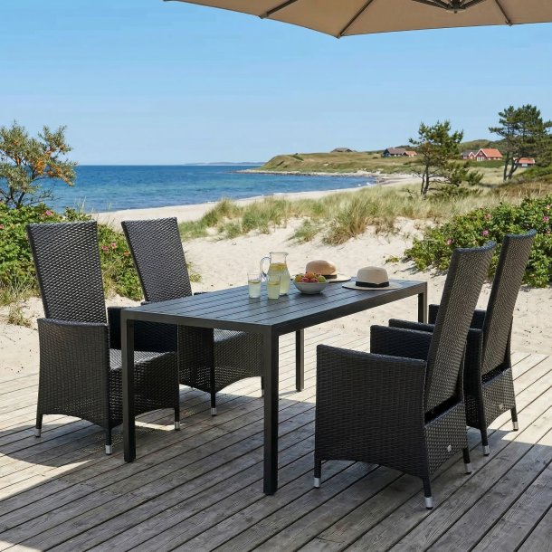 Svart underh�llsfritt tr�dg�rdsm�belset med 4 pumpstolar med justerbar rygg - kan st� ute �ret runt