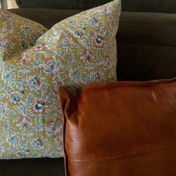 Pude i bffellder 35x65 cm. Findes i farverne: cognac og sort. 