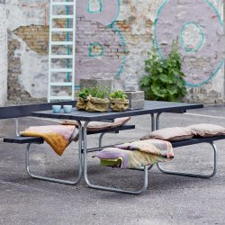 Miljvenligt og vedligeholdelsefrie bordbnkest i ReUsed plast til 6 personer