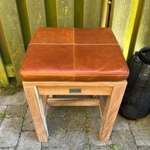 S�dehynde 40x40x5cm i sort eller cognac b�ffell�der - v�lg farve