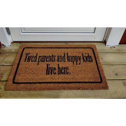"Tired parents and happy kids live here" humoristisk og slidstrk drmtte perfekt til familien.   