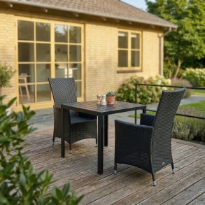 VEDLIGEHOLDELSESFRIT sort caf�-/altans�t best�ende af bord 90x90 cm + 2 stk. h�jrygget stole med pumperyg indstillelig - Model: London