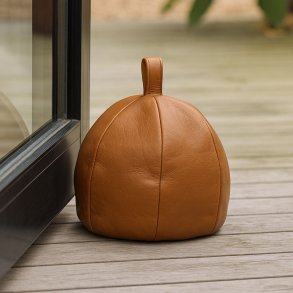 Drstopper i PU - lder - Kugle - 17 cm. Vlg farve Cognac eller mrkebrun