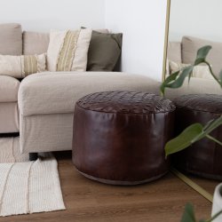 Eksklusiv rund puf i GTE bffellder med flettet top 50 x H40 cm.