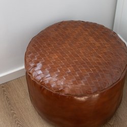 Eksklusiv rund puf i GTE bffellder med flettet top 50 x H40 cm.