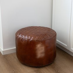 Eksklusiv rund puf i GTE bffellder med flettet top 50 x H40 cm.