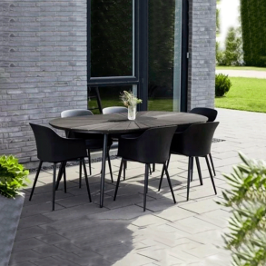 Elegant og vedligeholdelsesfrit havembelst med flot stort bord og 4 smukke skalstole