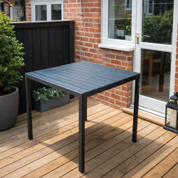 Firkantet Bord med metal ben og UV-beskyttet plastplade str. 80x80 cm. VEDLIGEHOLDELSESFRIT 