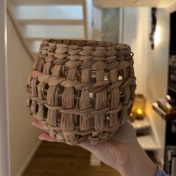 Flettet lanterne i naturfarvet vandhyacint med glas indvendig - Model: Astrid