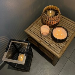 Flettet lanterne i naturfarvet vandhyacint med glas indvendig - Model: Astrid