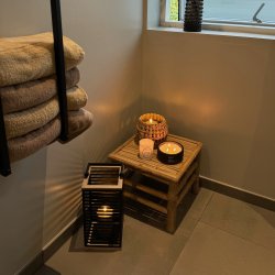 Flettet lanterne i naturfarvet vandhyacint med glas indvendig - Model: Astrid