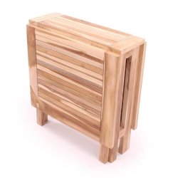 Foldbart teakbord med to sorte stabelstole i UV-beskyttet polyrattan