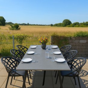 GUSTAV Havebord. Fremstillet i uv-bestykket durafit ( massivt fiberbeton ) med plads til 6-8 pers.