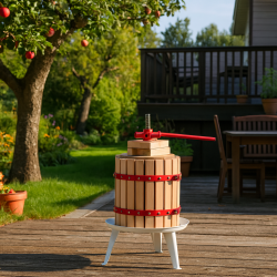 Saft/frugtpresser i naturligt egetr og robust stl. Manuel betjent, imponerende og effektiv 