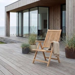 Julia 5-positionsstol. Fremstillet gold teak og rustfrit messing. Finish og forarbejdning er top. 