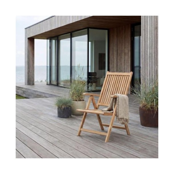 Julia 5-positionsstol. Fremstillet gold teak og rustfrit messing. Finish og forarbejdning er top. 