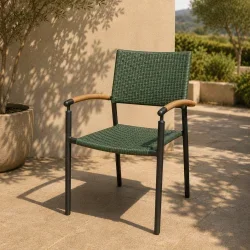 Oline havem�bels�t - Massivt Kronborg teakbord &amp; 4 stilrene og gr�nne Era stabelstole