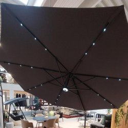 Hngeparasol med lys som lades op af solceller. Vandtt rund : 3.5 m. Farve: antracit Model: Torben