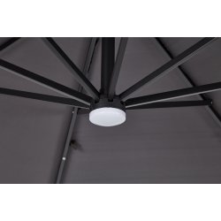 Hngeparasol med lys som lades op af solceller. Vandtt rund : 3.5 m. Farve: antracit Model: Torben