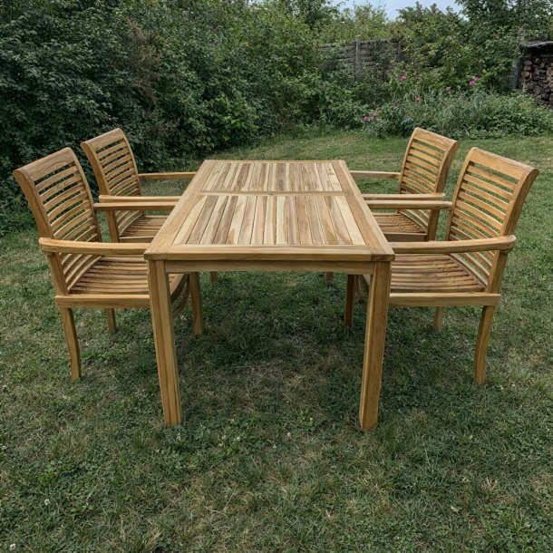 Havem�bels�t til 4 personer - rektangul�rt foldebord og kvalitets stabelstole Model:Lombok/Mondena