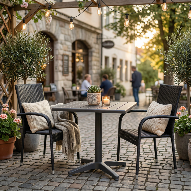 Vedligeholdelsesfrit Joel caf�s�t - 2 personers s�t - Stabelbare stole - Farve: Sort