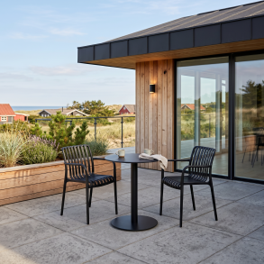 Vedligeholdelsesfrit Thea caf�s�t med 2 stabelbare stole - Bordet har justerbare f�dder - Perfekt til altan, terrasse eller have!