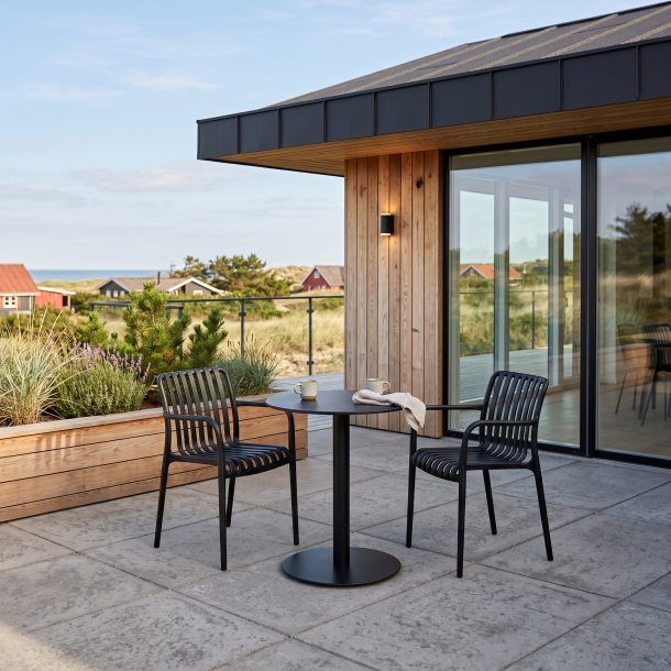Vedligeholdelsesfrit Thea caf�s�t med 2 stabelbare stole - Bordet har justerbare f�dder - Perfekt til altan, terrasse eller have!