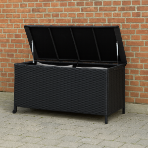 100 % vandtt hyndeboks med hjul. UV-beskyttet polyrattan. str. 133x54XH63 cm:  - vlg farve
