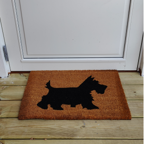 Pryd indgangspartiet med en sd kokos drmtte i hunde motiv 40 x 60 cm der tler vind og vejr