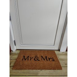 "Mr &amp; Mrs" stilren vejrbestandig drmtte af kokos, der tler udendrs brug ret rundt. 40x70 cm. 