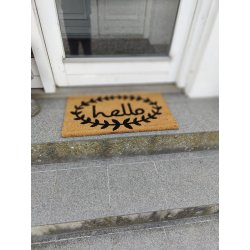"Hello" Drmtte med krans 40 x 70 cm. Drmtten er lavet af kokos. Kvalitet og robusthed i balance.