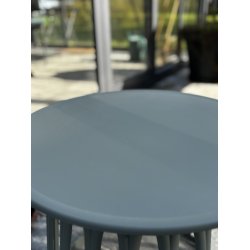 Alsidig og funktionel plastik skammel i moderne og unikt design 50xH45 cm.