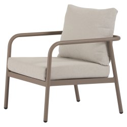 Indbydende og imponerende vedligeholdelsesfrit loungest med bord, sofa, og to stole inkl hynder