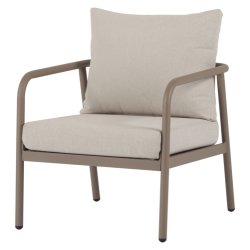 Indbydende og imponerende vedligeholdelsesfrit loungest med bord, sofa, og to stole inkl hynder