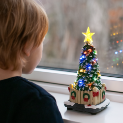 Charmerende juletr� til dekoration med LED - Kan spille 8 forskellige melodier - Inklusiv batterier 