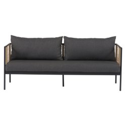 Komfortabelt vedligeholdelsesfrit loungest med sofa, to stole og bord