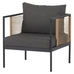 Komfortabelt vedligeholdelsesfrit loungest med sofa, to stole og bord